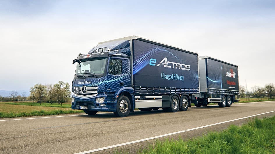 Batterien von hinten - dieser Anhänger soll den LKW revolutionieren
