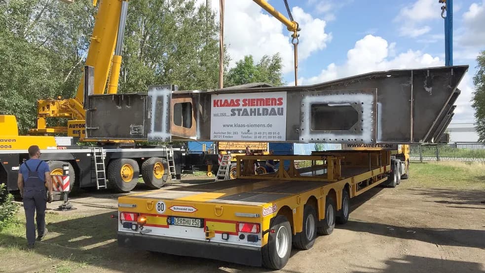 Schleusentor geht auf die Reise von Emden nach Papenburg