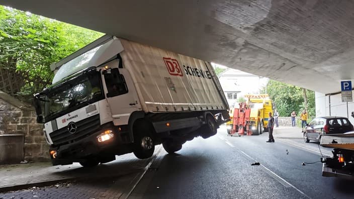 Wieder ein Lkw unter Bielefelder Brücke festgefahren
