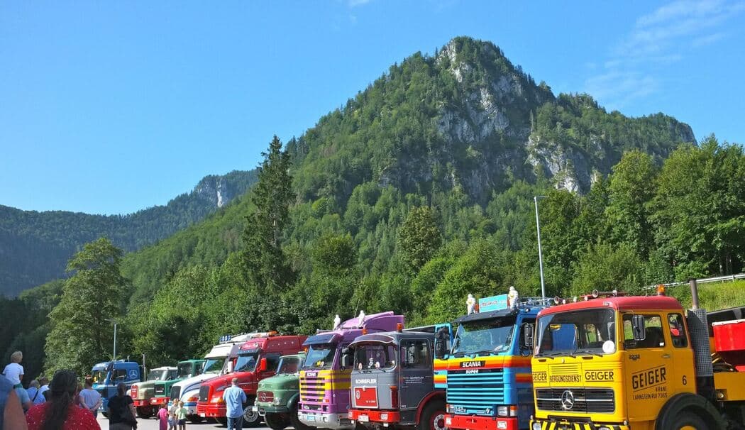 Betagte Lastwagen und Busse waren zu sehen
