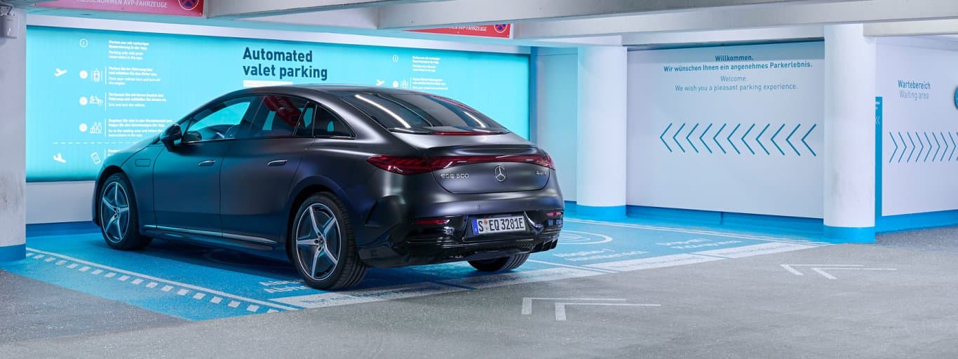 Vollautomatisiert und fahrerlos parken: ab sofort auch mit der EQE Limousine möglich