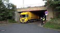 Paket-Lkw bleibt unter Eisenbahnbrücke stecken