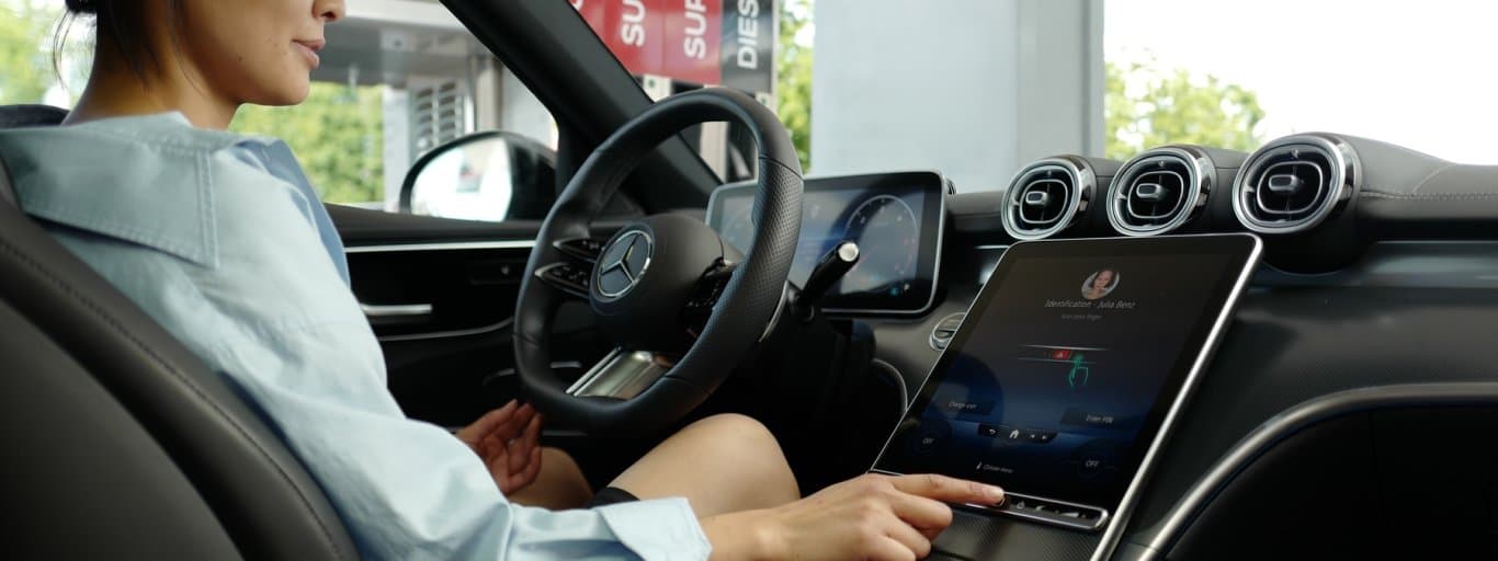 Mercedes-Benz und Mastercard führen natives In-Car-Payment beim Tanken ein: Mit Mercedes pay+ direkt im Auto per Fingerabdruck bezahlen