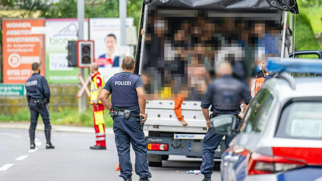 Lkw mit 53 Menschen in Österreich gestoppt