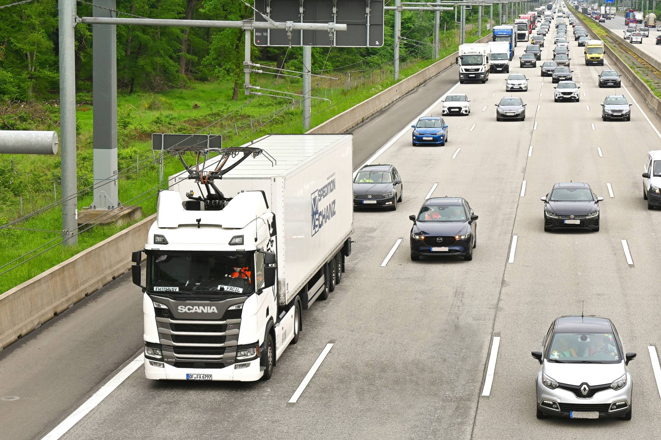 Oberleitungs-Lkw: Erweiterte eHighway-Teststrecke erfolgreich in Betrieb