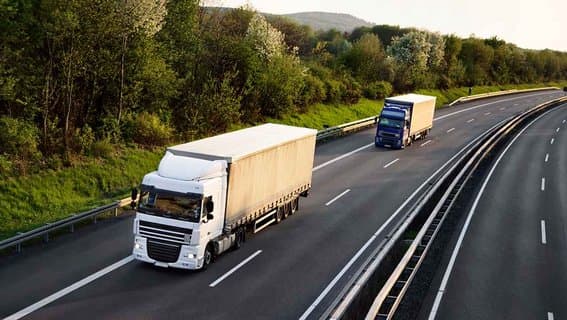 Lkw-Planen auf dem Rastplatz an der A 44 zerschnitten