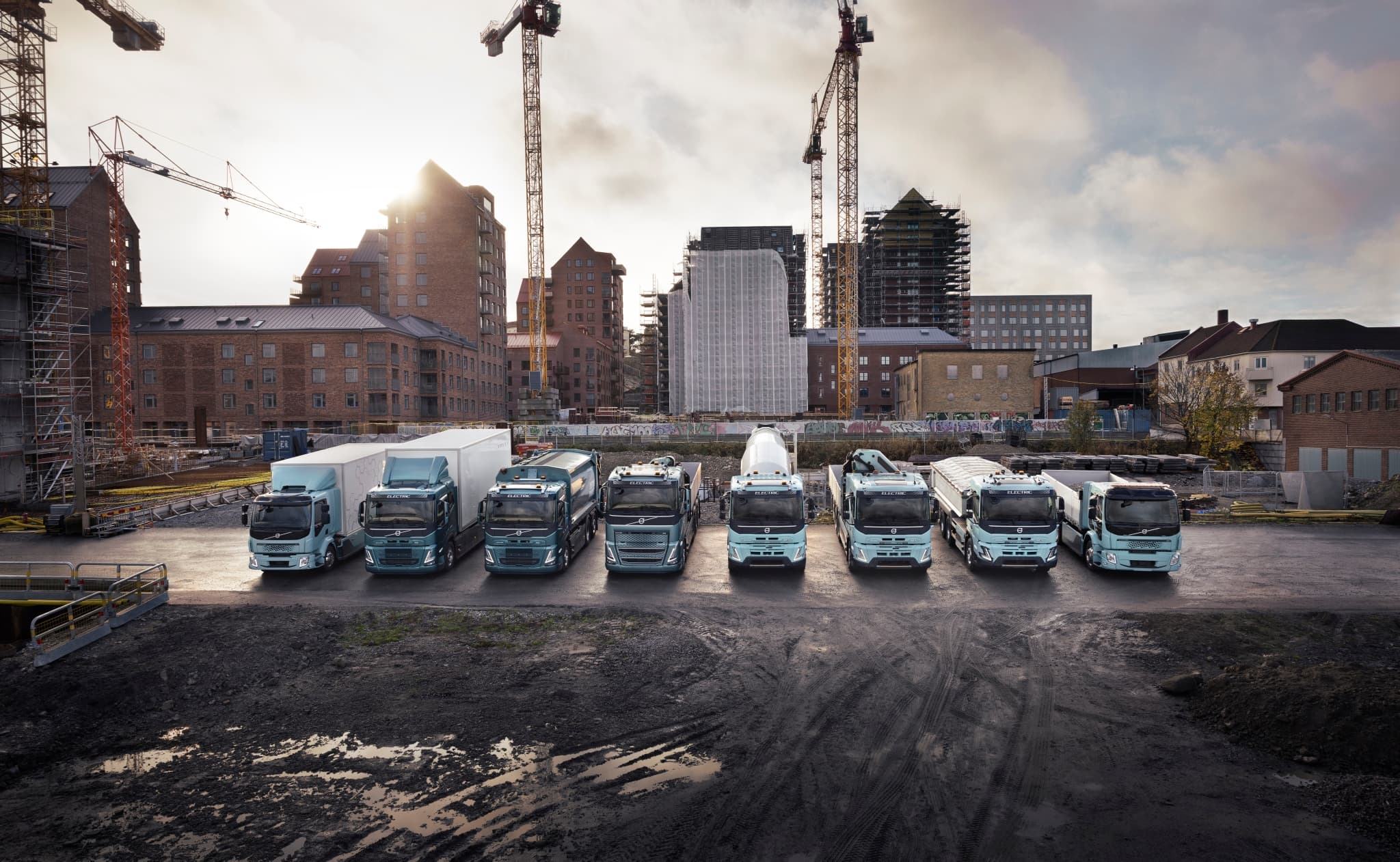 Volvo Trucks präsentiert auf NUFAM in Karlsruhe imposante E-Fahrzeuge und Sonderanfertigungen