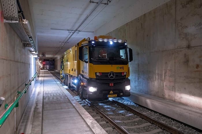 Wie ein riesiger „Staubsauger“ - Mercedes-Benz Actros auf Schienen reinigt Gleisbett in den Niederlanden und Belgien