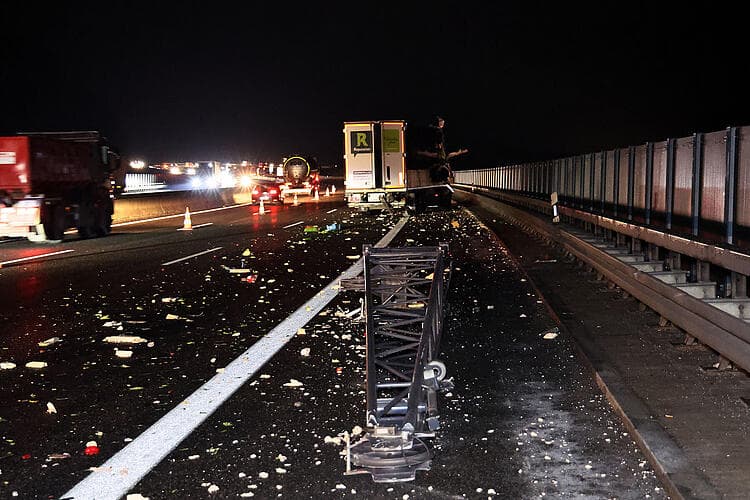 Laster bleibt an Pannen-Schwertransport hängen