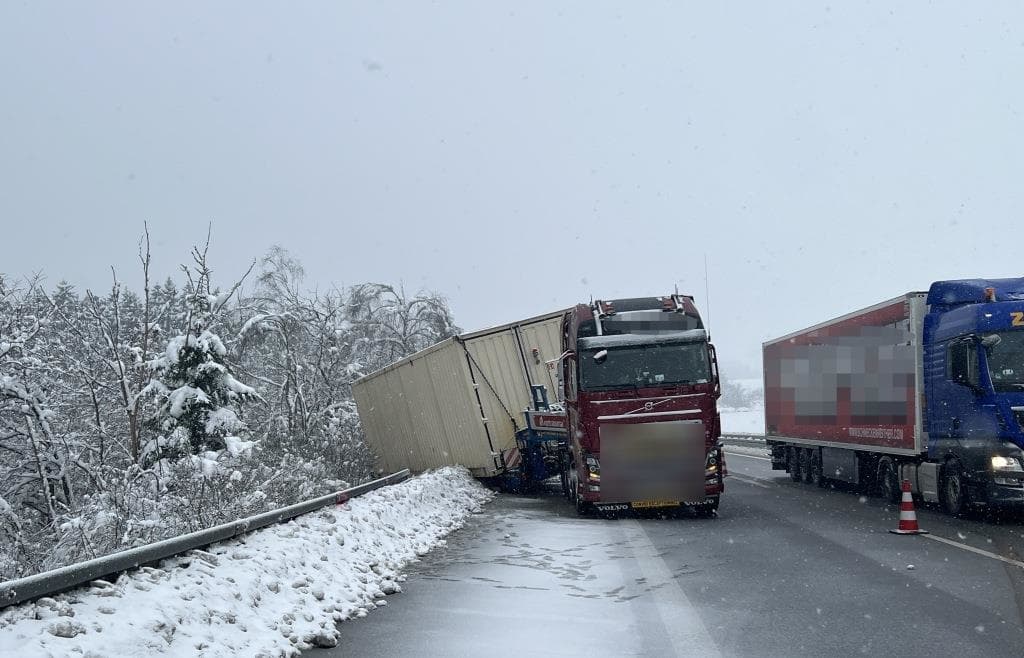 Schwertransport kommt auf A3 von Fahrbahn ab: Stundenlanges Verkehrschaos
