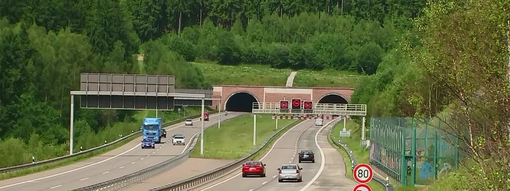 Holzlaster fängt im Rennsteigtunnel Feuer - A71 zeitweise gesperrt