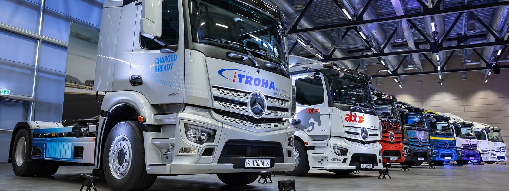 Elektrifizierung der Werkslogistik im Mercedes-Benz Werk Wörth schreitet mit großen Schritten voran: erste zwölf E-Lkw an Kunden übergeben
