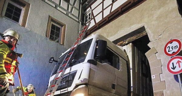 Crash in Mundelsheim: Lkw-Fahrer rauscht in historischen Torbogen