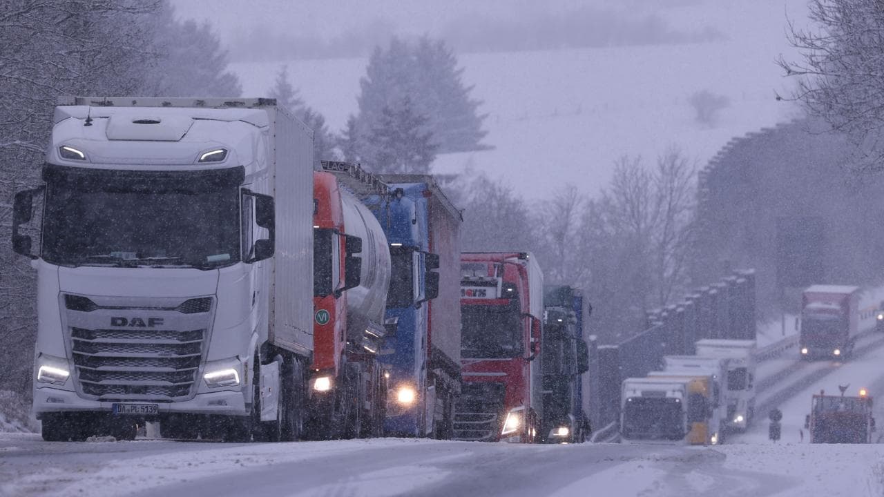 Lkw bleiben im Schnee stecken