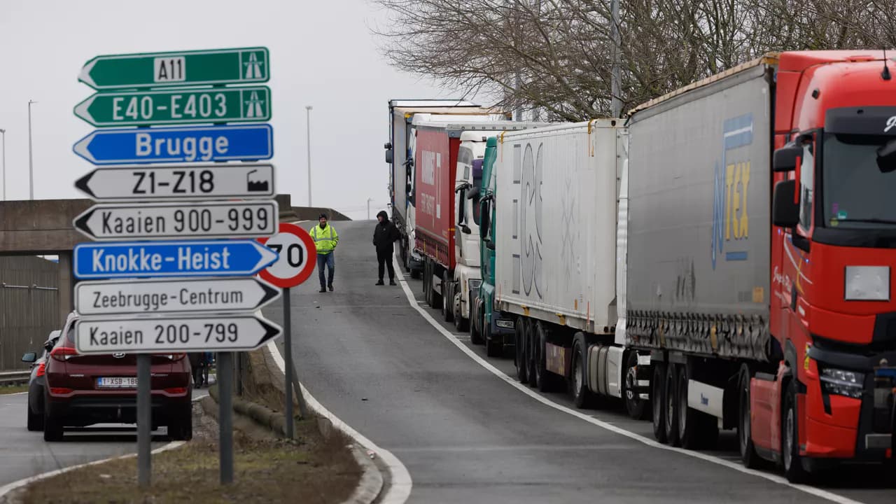Am Hafen von Zeebrügge sitzen 2.000 Lkw-Fahrer ohne Essen und sanitäre Einrichtungen fest