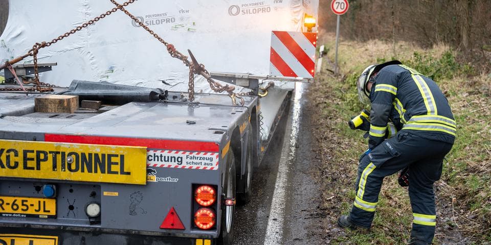 Brand an Schwertransport: L3037 in Wiesbaden voll gesperrt
