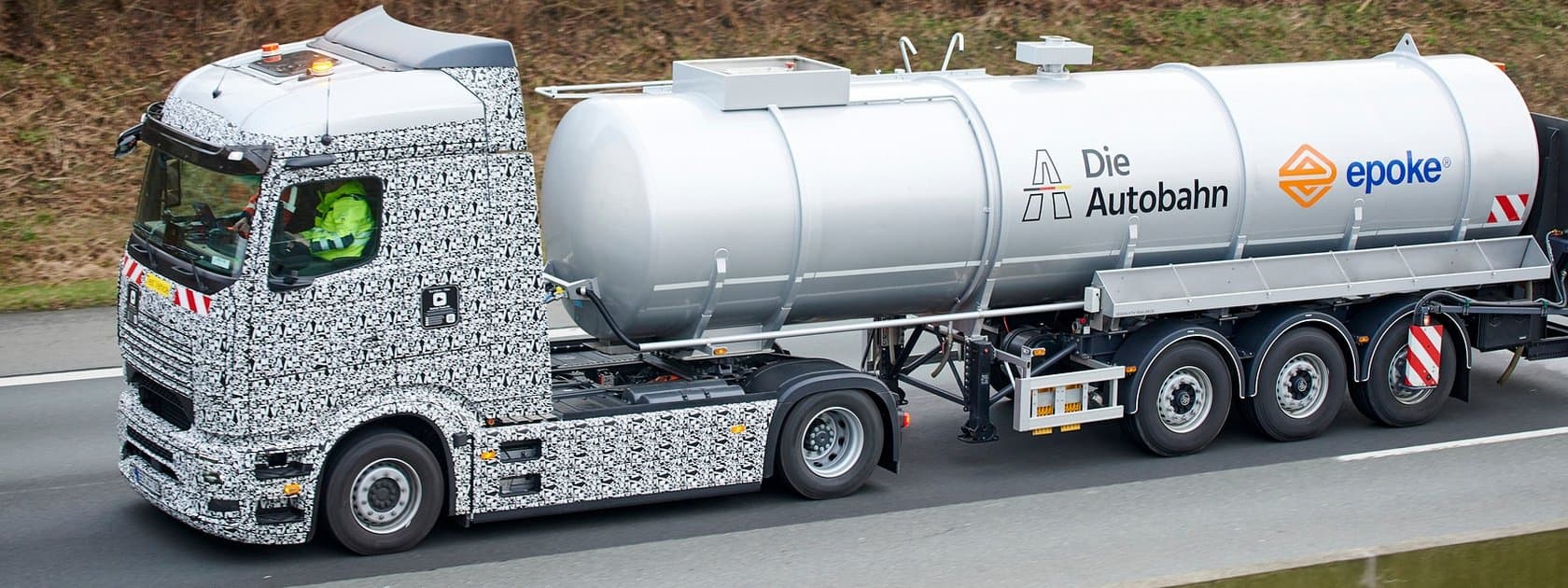 Mit Batterien gegen Schlitterpartien: E-Lkw von Mercedes-Benz Trucks bringt Sole auf Autobahn im Winterdienst aus