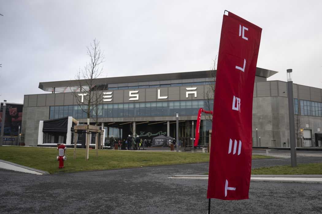 Nach Lieferproblemen: Tesla hat Produktion in Grünheide wiederaufgenommen