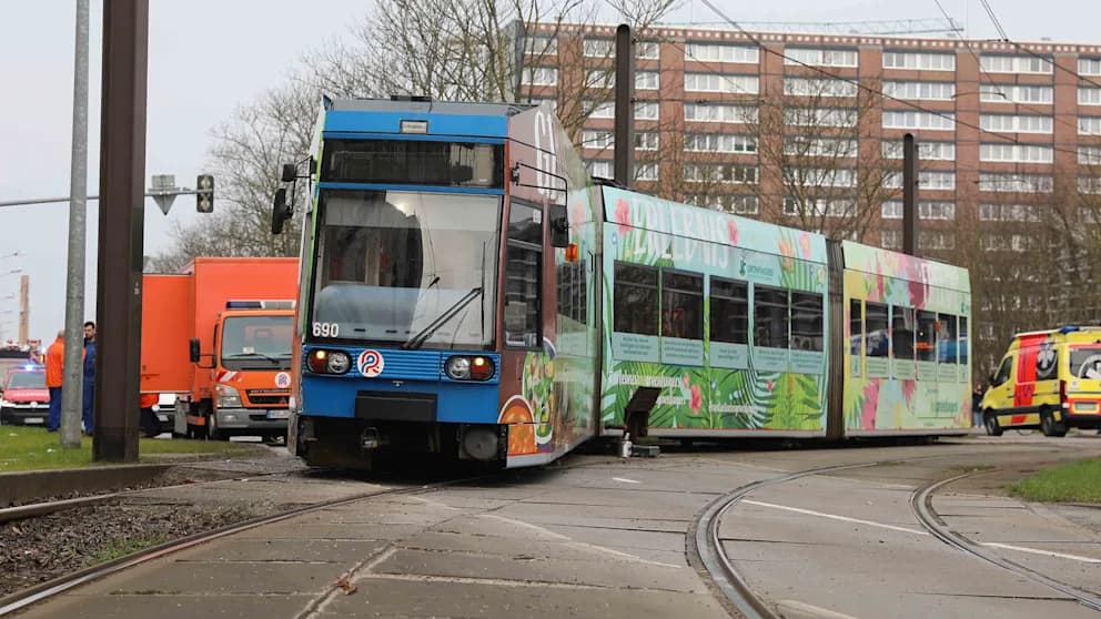 Crash mit Lkw! Straßenbahn entgleist