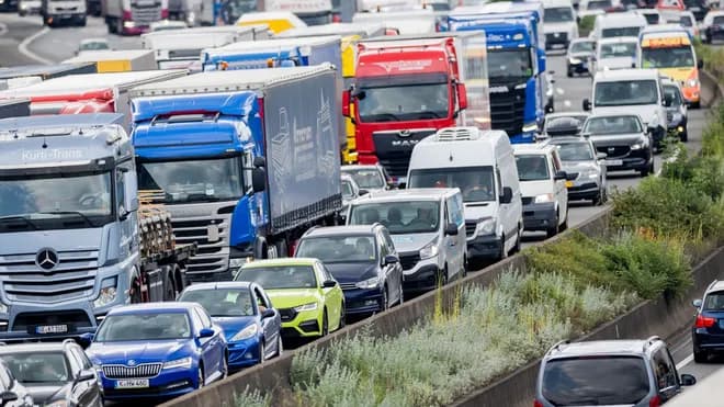 Verkehr auf A9 lahmgelegt: Ermittlungen gegen Lkw-Fahrer
