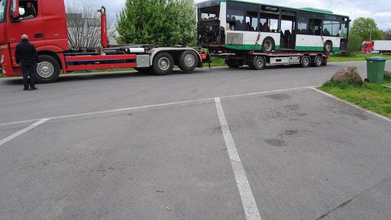 Polizei stoppt bei Ramstein Lkw mit schrottreifem Bus auf Anhänger