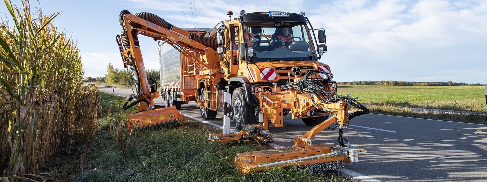 Gerüstet fürs Mähen, Schneiden, Räumen und Streuen: Mercedes-Benz Trucks mit Unimog und E-Lkw auf der IFAT 2024