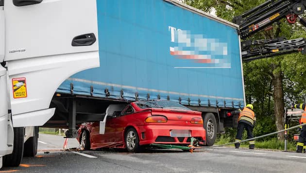 Auto unter Lkw: Burschen überleben Horrorcrash