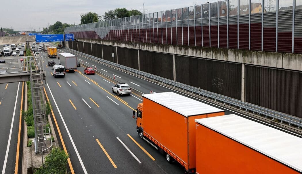 Wer haftet bei Unfall mit Lkw nach einem Spurwechsel?