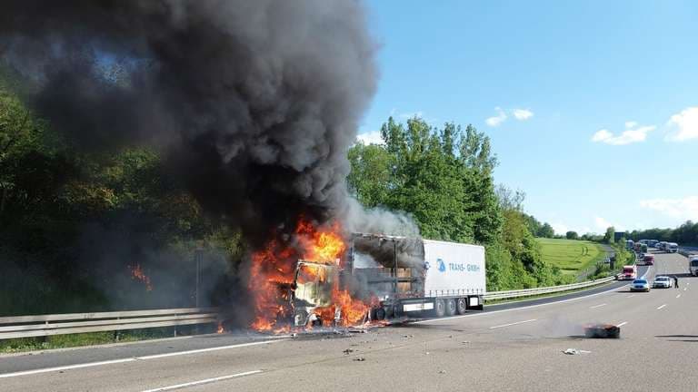 Lkw-Fahrer entdeckt Rauch bei Kollegen – kurz darauf steht das Fahrzeug in Flammen