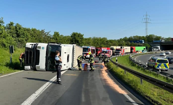 Umgestürzter Lkw in der Tangente zur A57
