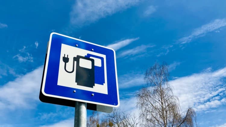 Bundesregierung: Ladesäulen-Pflicht für Tankstellenketten geplant