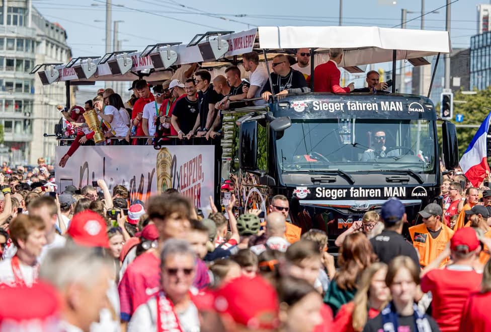 MAN TGX wird zum Party-Truck für Bayer 04 Leverkusen