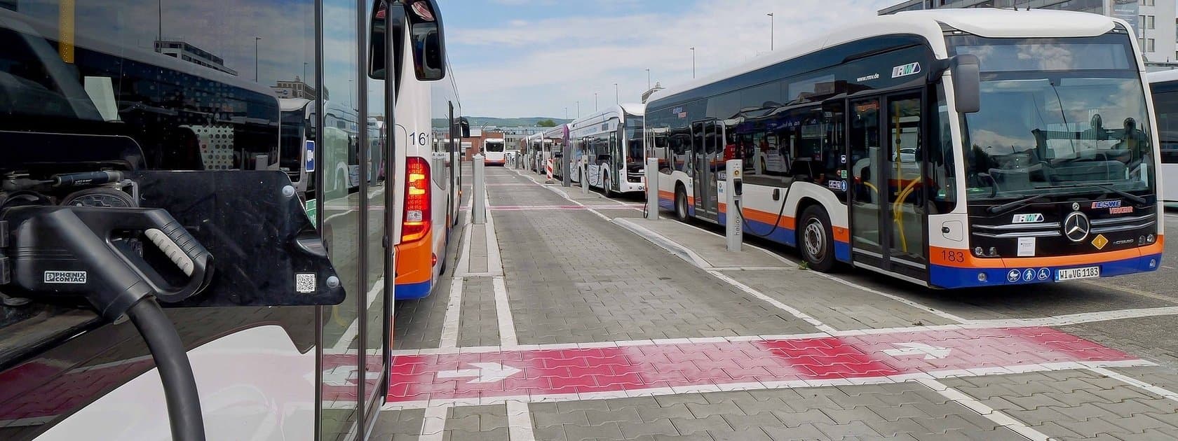 Daimler Buses und ESWE Verkehrsgesellschaft feiern Fertigstellung von elektrifiziertem E-Bus-Depot