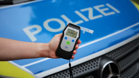 Mit 2,4 Promille im 40-Tonner: Polizei stoppt Lkw auf A7