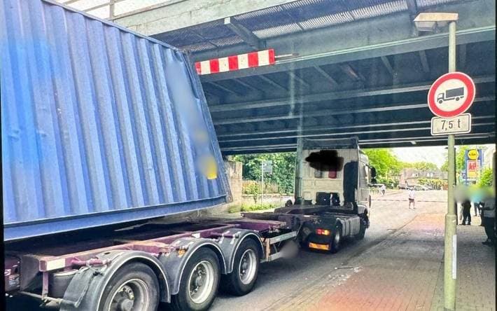 Rheinhausen: Lkw bleibt unter Brücke stecken