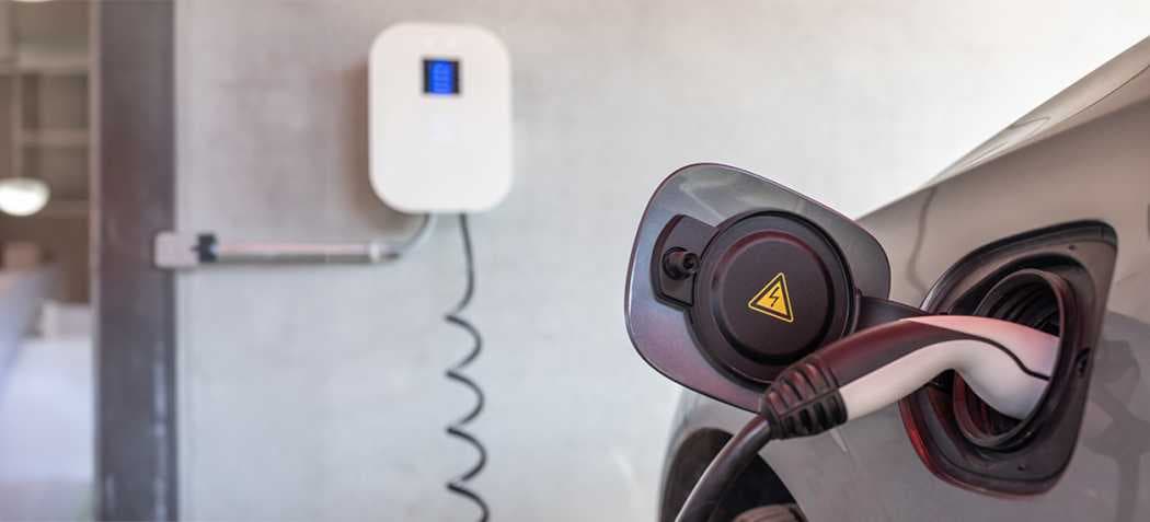 Agora-Analyse: Netzanschluss für Elektro-Lkw und Pkw erleichtern