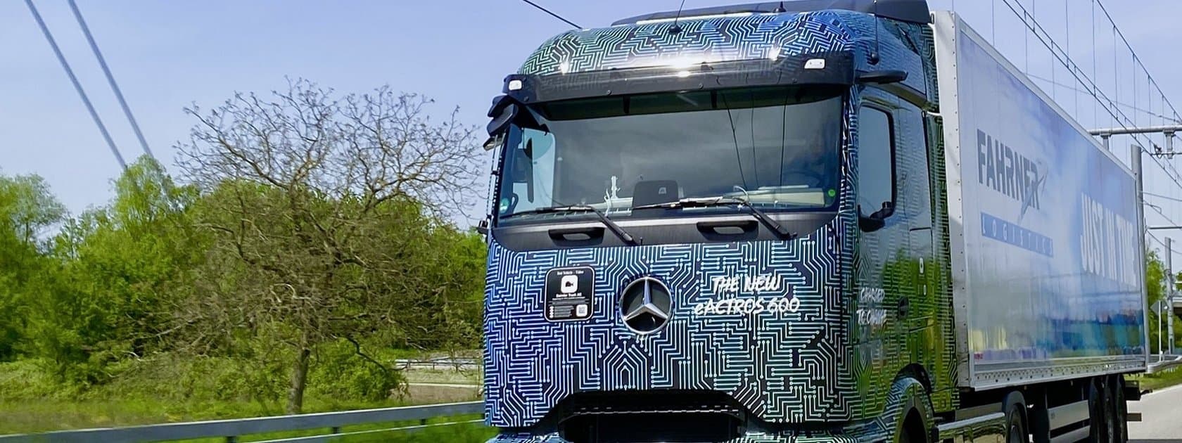 Technologievergleich im Nordschwarzwald: Batterieelektrischer eActros 600 für den Fernverkehr tritt gegen Oberleitungs-Lkw an