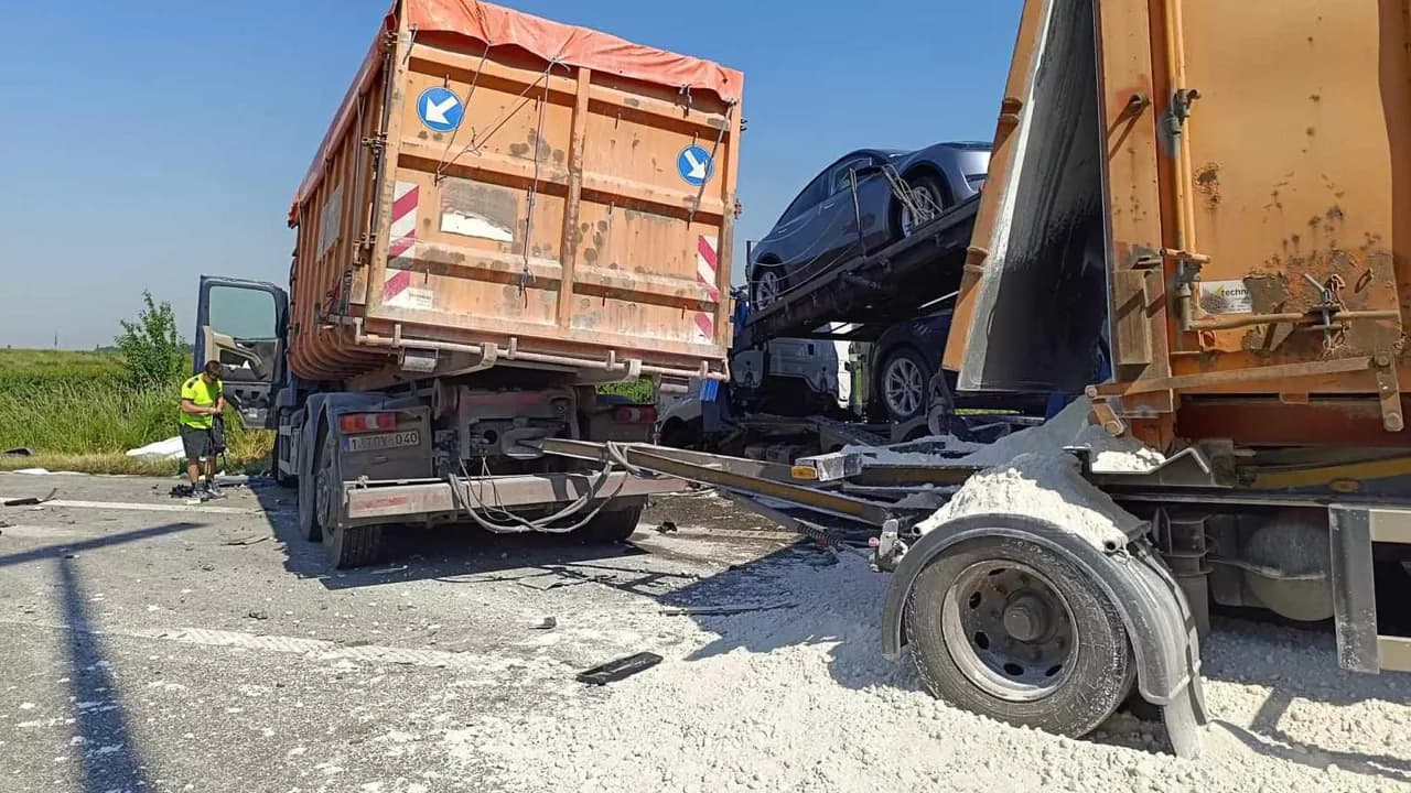 Schwerer Unfall mit mehreren Lastwagen auf der E34 in Richtung Knokke - Autobahn zeitweise gesperrt