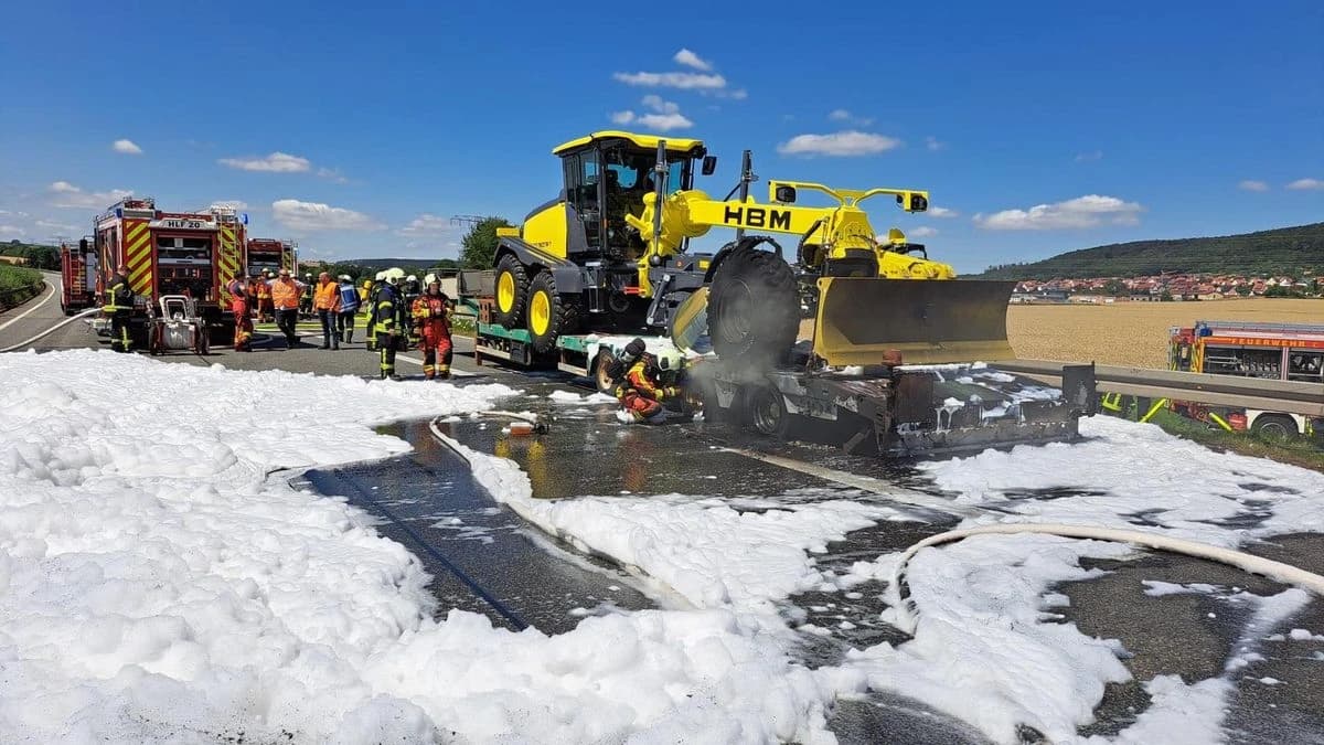 Die Bilder: Lkw-Reifen geraten auf A38 in Brand