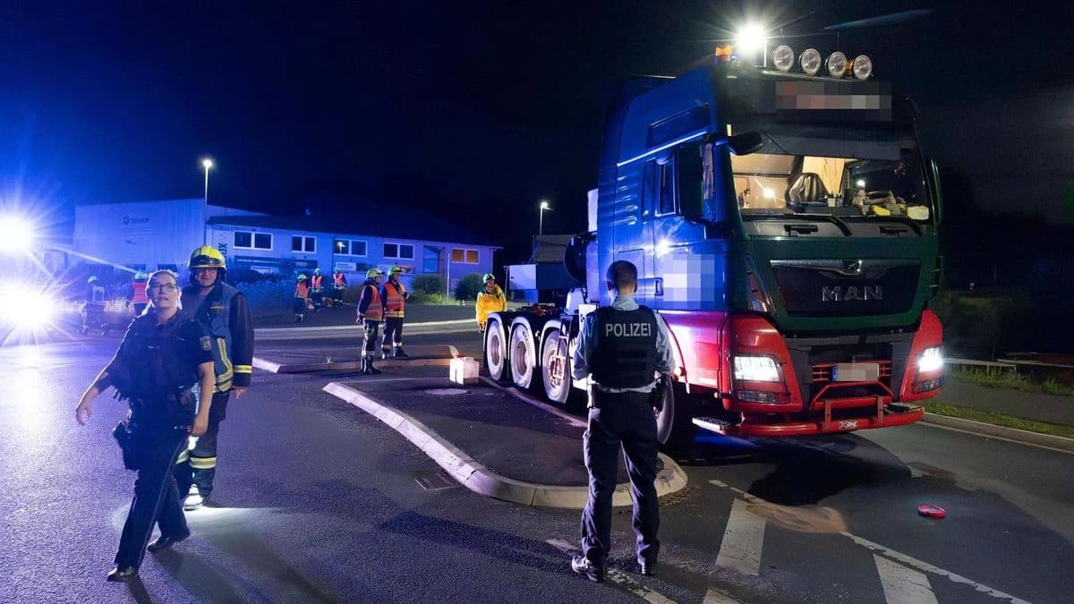 B 508: Schwertransport bleibt liegen, blockiert Kreisel - Stau