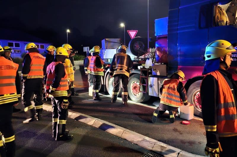 Nächtliche Vollsperrung der Wittgensteiner Straße (B508) in Allenbach: Schwertransport verliert Hydraulikflüssigkeit