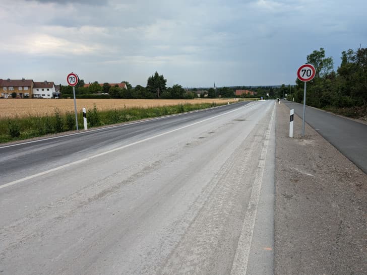 Erhöhte Rutschgefahr! Straße neu und schon verdreckt