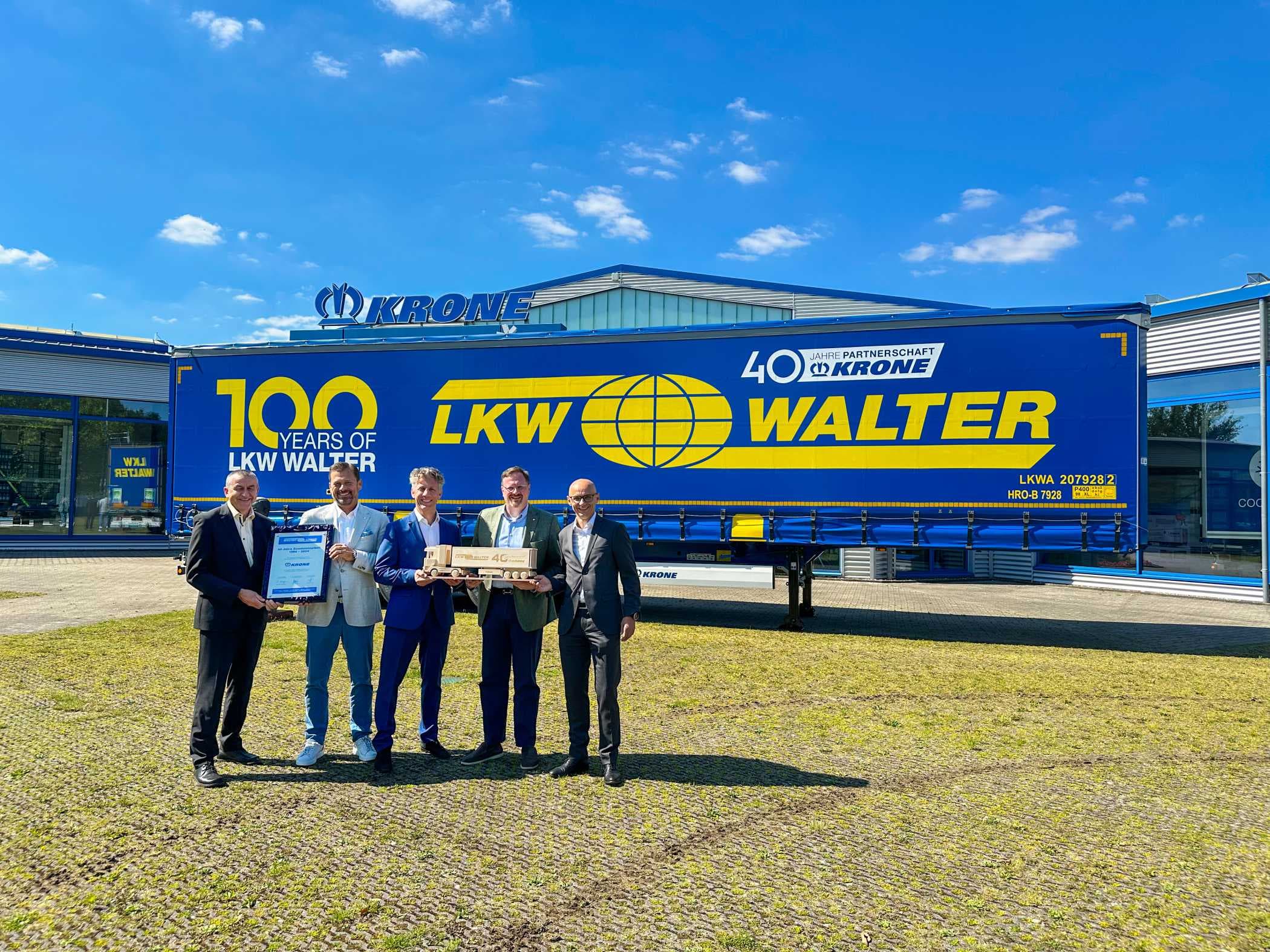 40.000 Trailer in 40 Jahren: Krone übergibt Jubiläumsfahrzeug an Lkw Walter