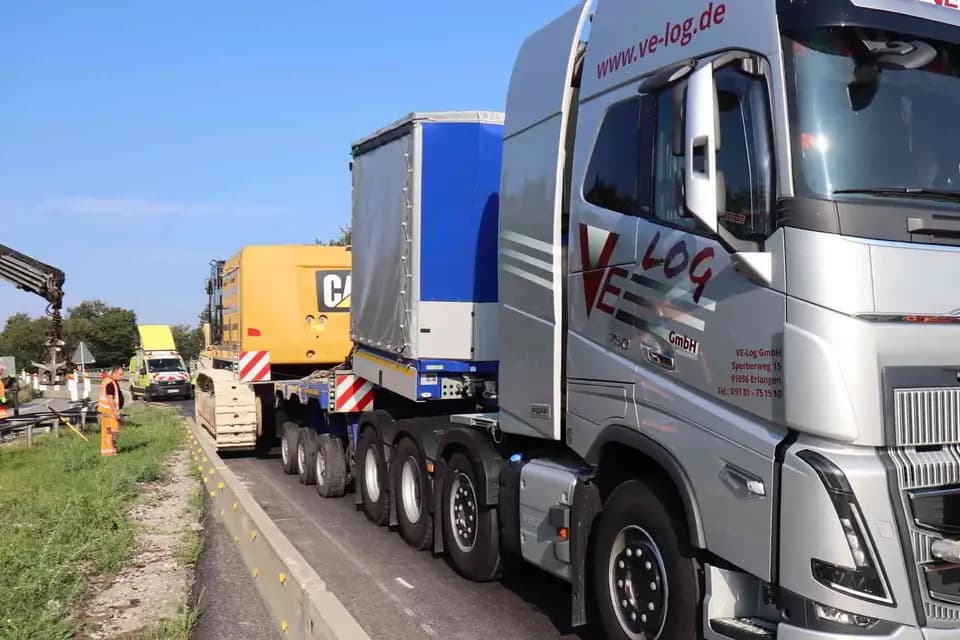 Schwertransporter steckt in Baustelle fest
