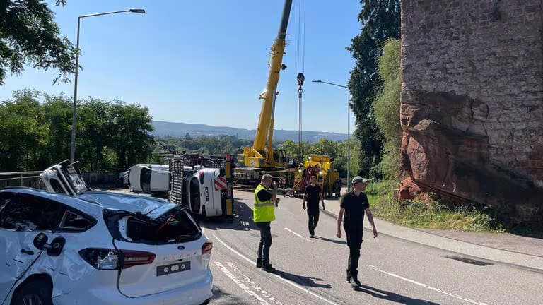 Autotransporter mit Neuwagen in Trier umgekippt: B51 stundenlang gesperrt