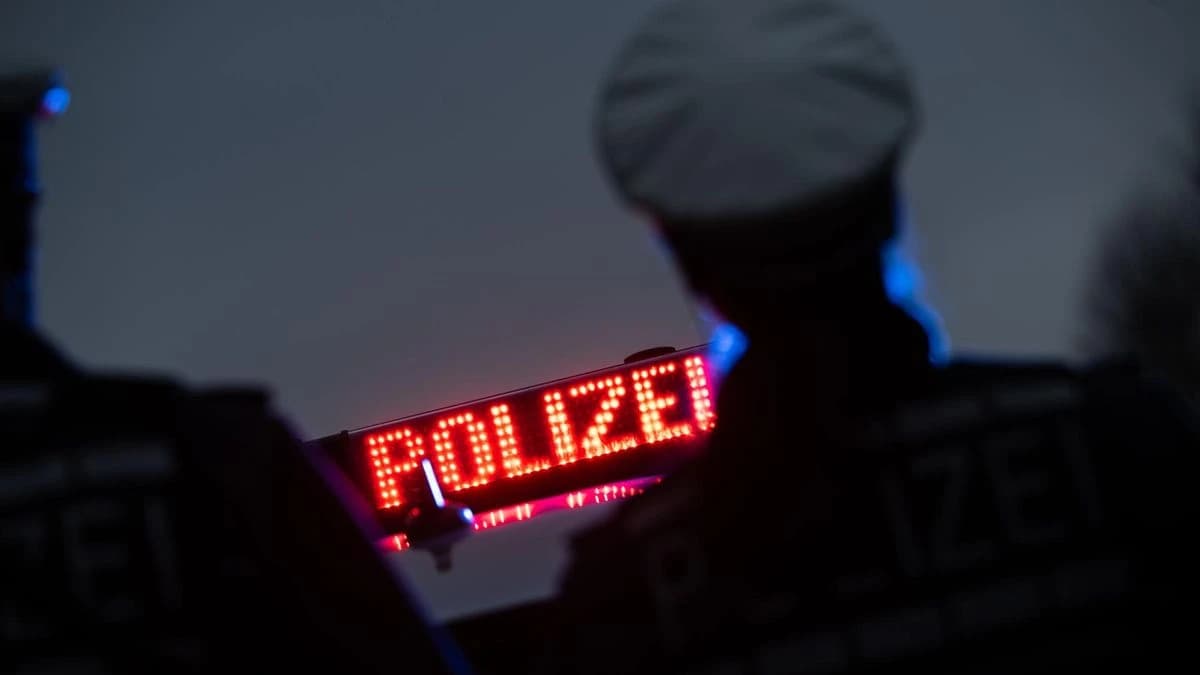Siegen: 18-Tonner schlingert über HTS, Fahrer stinkt nach Alkohol