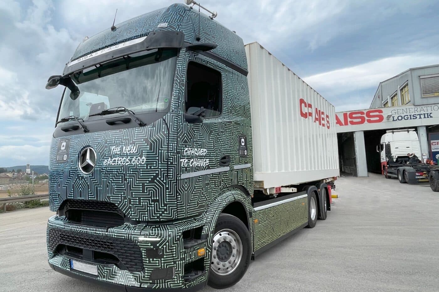 Craiss erweitert Lkw-Fuhrpark um ein Dutzend Mercedes eActros
