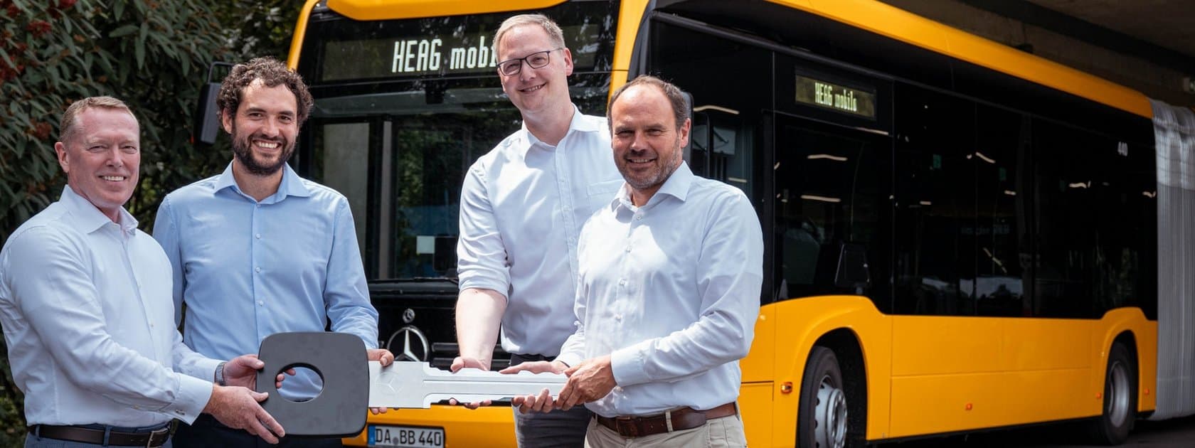 Daimler Buses liefert elektrische Gelenkbusse an Darmstädter Verkehrsunternehmen HEAG mobilo
