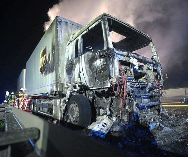 Lkw mit Paketen brennt komplett aus: Fahrer kann sich retten