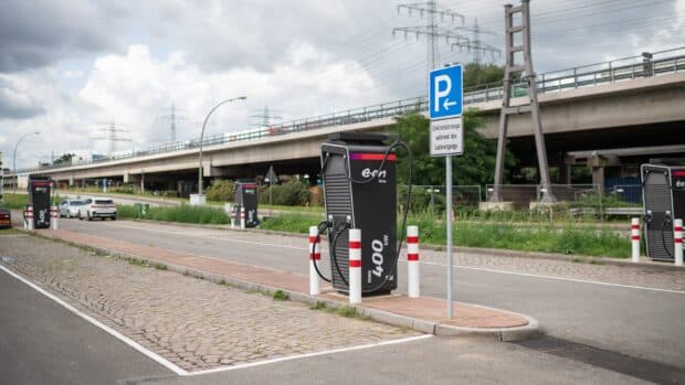 Erster E-Lkw-Ladepark von E.ON am Hamburger Hafen eröffnet